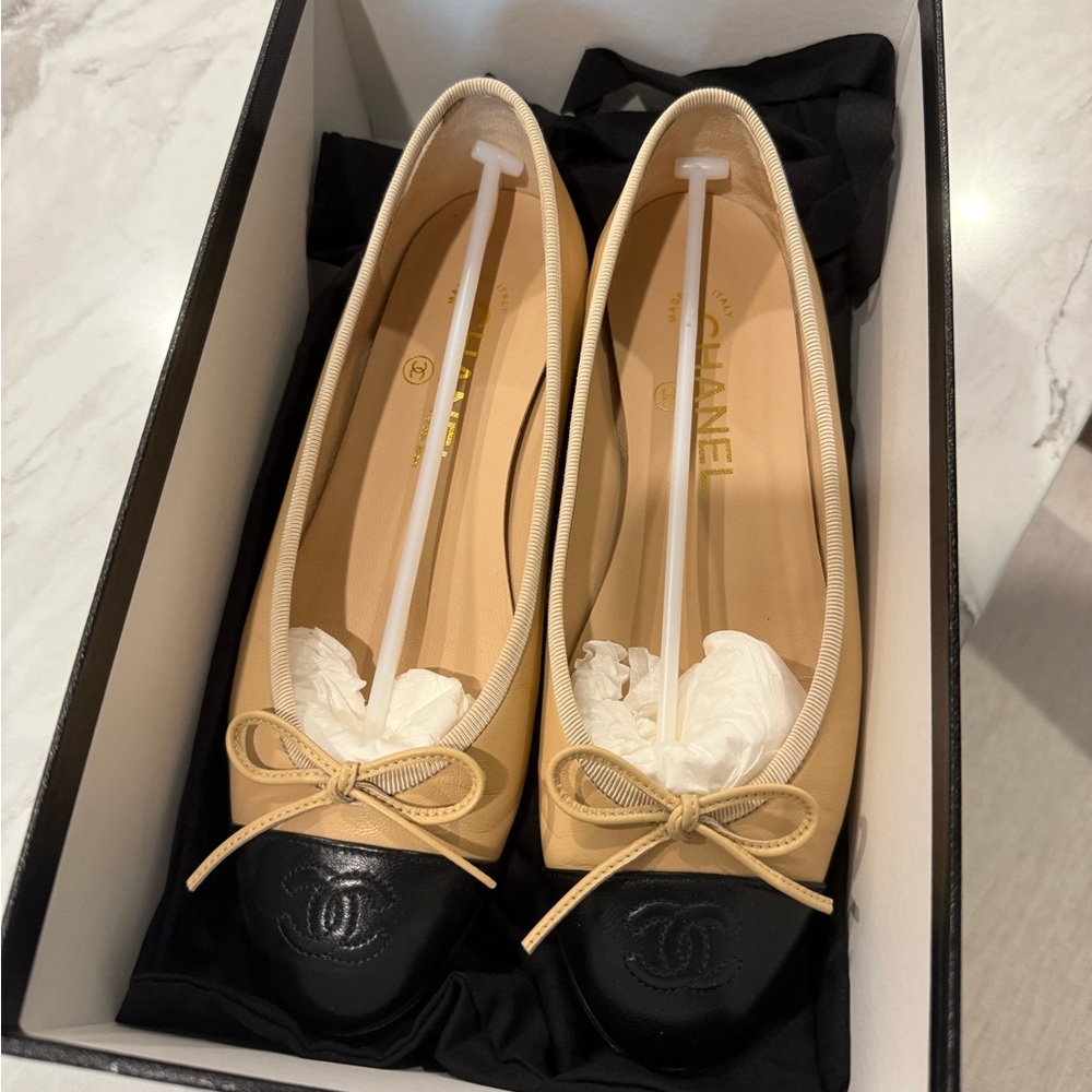 CHANEL Beige and Black Bow Flats